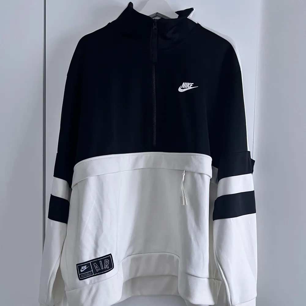 Säljer denna tröja från Nike använd Max 6 gånger. Är i storlek XL skulle säga att den är sann i storlek. Nypris ca 700 säljer för 450 inklusive frakt. . Hoodies.