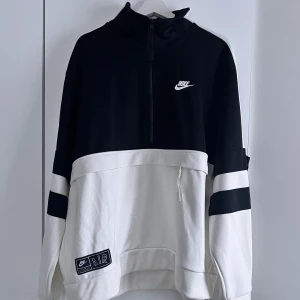 Nike tröja - Säljer denna tröja från Nike använd Max 6 gånger. Är i storlek XL skulle säga att den är sann i storlek. Nypris ca 700 säljer för 450 inklusive frakt. 