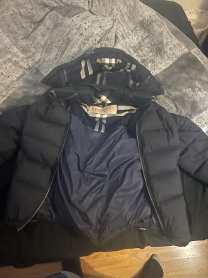 Burberry jacka - Säljer min burberry jacka aldrig använd kvitto finns ärmarna går att ta bort luvan också