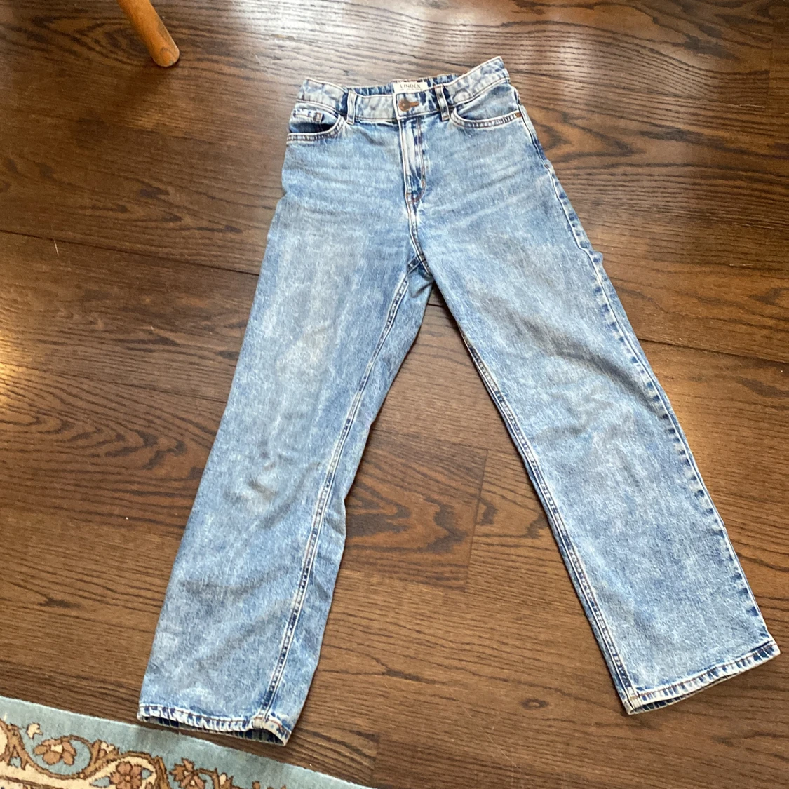 Jeans byxor med olika blå nyanser