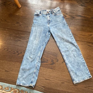 Jeans byxor med olika blå nyanser   - Säljer ett par byxor med olika blå nyanser  