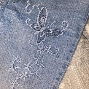 Super fina blåa jeans med fjärilar på🦋 säljer då dem är alledes förstora på mig, kontakta om du vill ha flera bilder!💕