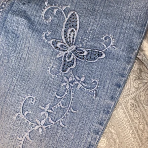 Blåa jeans - Super fina blåa jeans med fjärilar på🦋 säljer då dem är alledes förstora på mig, kontakta om du vill ha flera bilder!💕