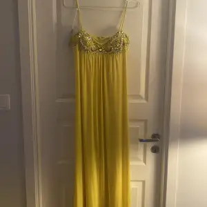 Säljer denna super snygga gula festliga klänning med pärlor. Jätte fint skick. Den har små små fläckar men inget som jag lagt märke till och några trådar vid pärlorna har även gått upp lite. Köp nu eller kom med prisförslag.