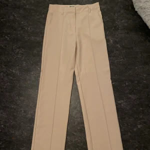 Kostymbyxor - Beiga kostymbyxor. Oanvända. Köpta för 599:- 