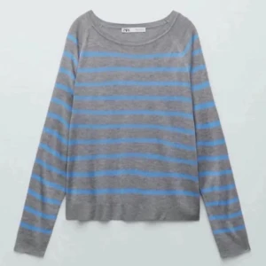 zara tröja - säljer denna tröjan från Zara. Använt några fåtals gånger. Tröjan säljs då den inte kommer till användning. Tröjan har inga skador. 