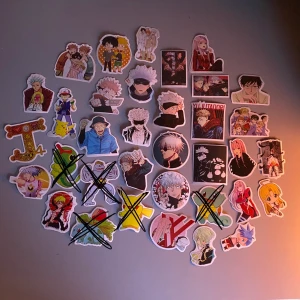 Anime klistermärken  - (TRYCK INTE PÅ KÖP NU!!) blandade anime klistermärken, 7kr/styck, 5 stycken för 30kr eller 10 stycken för 55kr :) 15kr frakt 