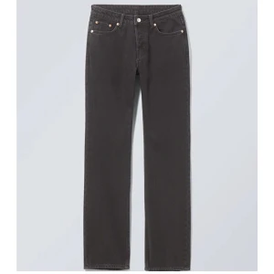 Jeans  - Jätte fina jeans från weekday i modellen ”pin”, dom är mid wast men sitter som låg midjat❤️Dom är använda 1 gång så väldigt bra skick❤️ Köpta för 590, säljer för 250😻Jag säljer samma fast i ljusare färg också. Dom är svartare än dom ser ut på bilden
