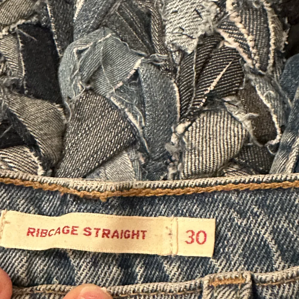 jeans från levis (ribcage straight) innerbenslängd: runt 70 cm. Jeans & Byxor.