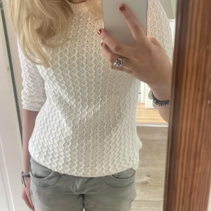 Trekvartsärmad tröja - Jättefin tröja med trekvartsärmar❤️ köpte den för 300 på plick och har inte kommit till användning, märket är zara! Kom jättegärna med bud privat❤️