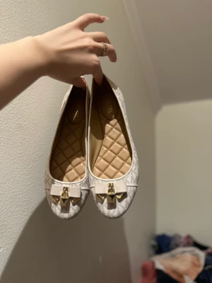 Michael kors  - Ett par skitsöta ballerina skor från MK i storleken 38. Använt ca 2/3 gånger men ser ut som nya😋, därav inte använt för jag gjorde ett spontant köp och inte använt dom bara. Kom med förslag ang priset💕