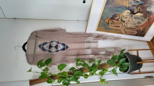 Virkad kimono från Hollister - Virkad kimono från Hollister. 🛥️One size. Använd men i gott skick 🐇