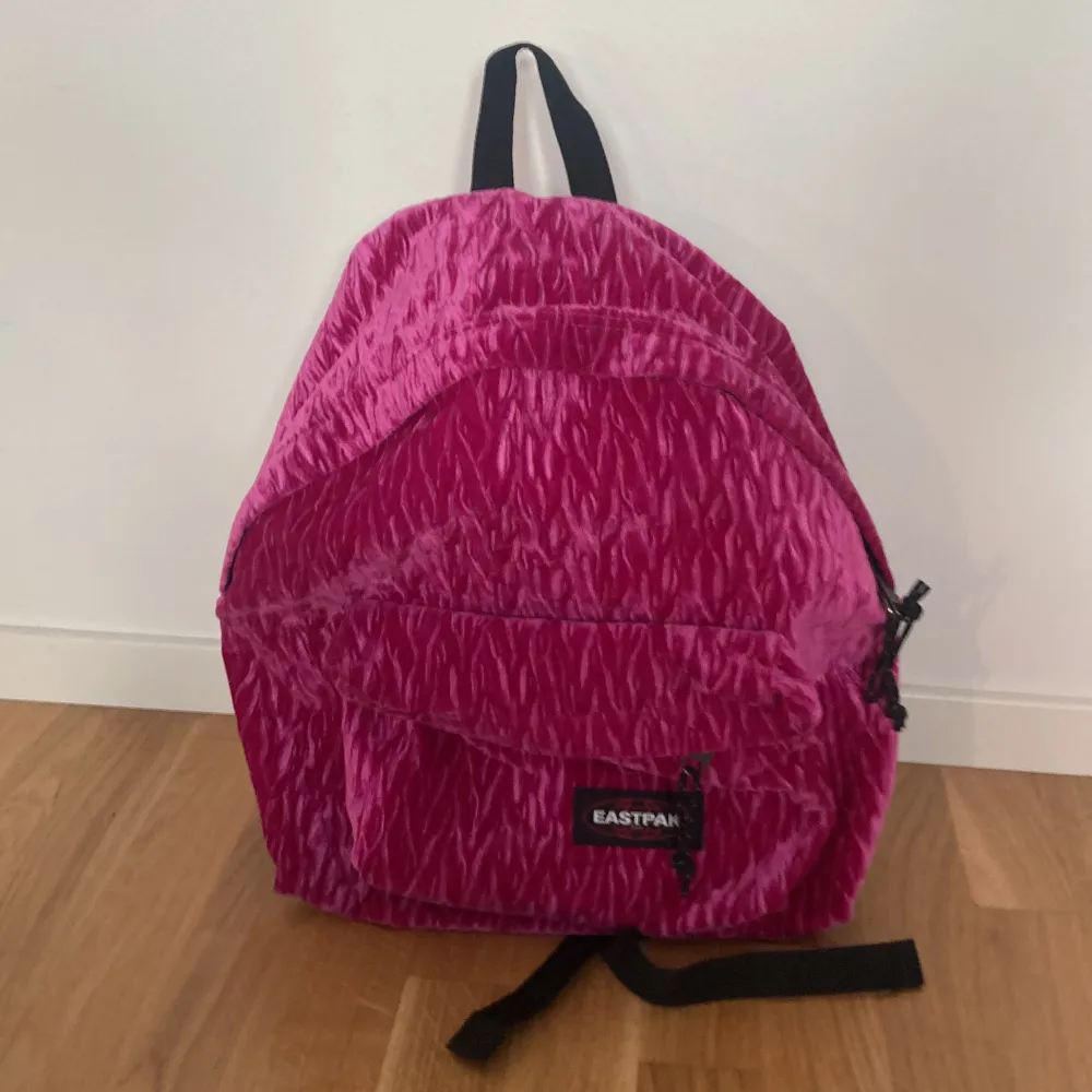 Supersnygg och unik ryggsäck från eastpak i rosa sammetsliknande tyg. Som ny! . Väskor.
