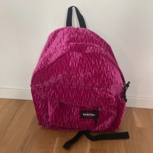 Ryggsäck - Supersnygg och unik ryggsäck från eastpak i rosa sammetsliknande tyg. Som ny! 