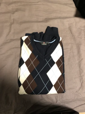 Rutig tröja  - Sån fin gubbtröja med skönt mönster, bara fråga om mer bilder om de behövs 