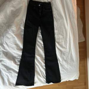 Bootcut jeans från bikbok i storlek XS/31. Bra och fint skick, säljer för att dom är för korta för mig. Köpta för 600kr.