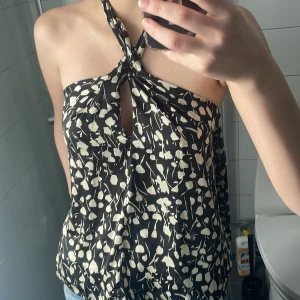 Zara topp - Jättefin blus från zara som knyts bakom halsen, säljer då den inte kommer till användning 💖