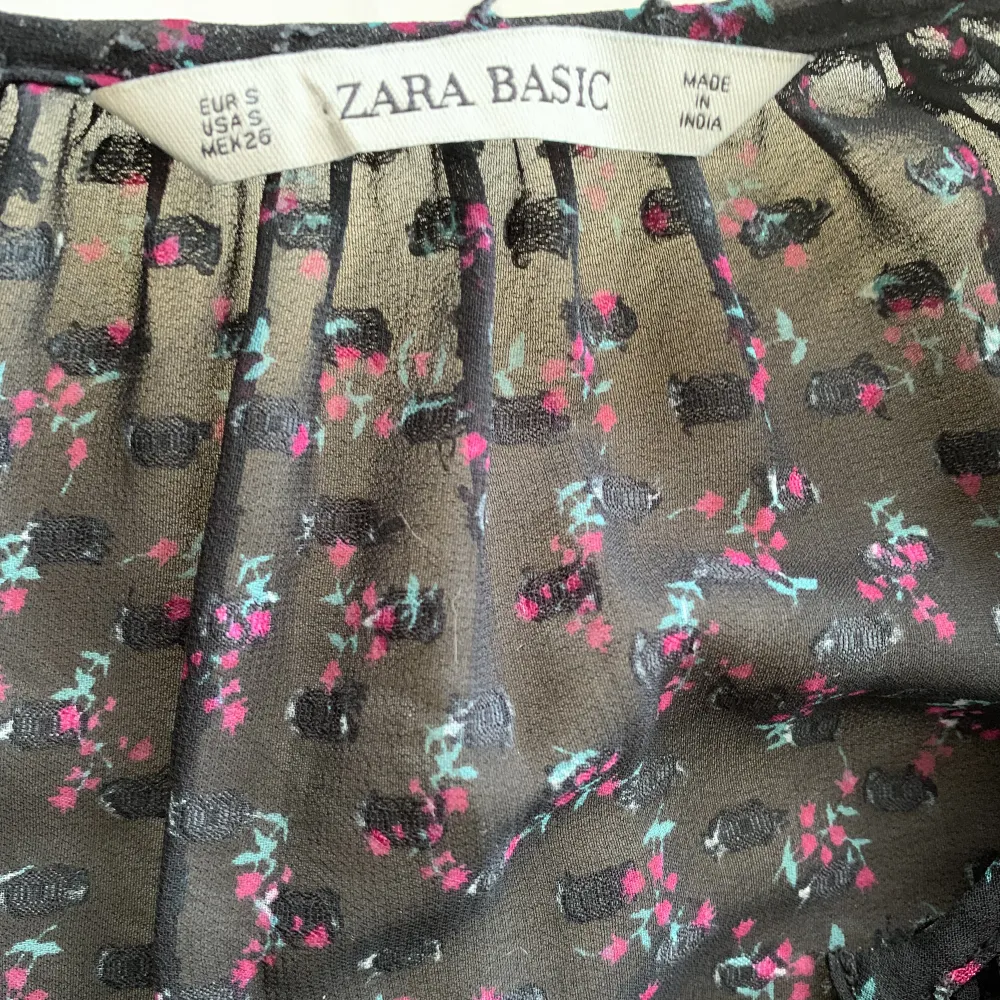 Jätte fin bloomig kläning från Zara. Sparsamt använt. Strolek S. Klänningar.