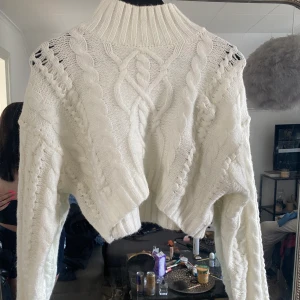 Croppad stickad tröja - Köpt på Missay i Göteborg och är använd 1-2 gånger. Står ingen storlek men tror det var en M😀