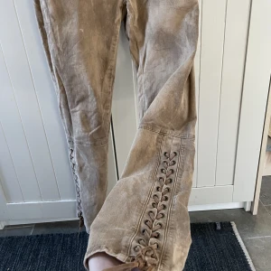 Lågmidjade jeans - Skitcoola och unika beiga lågmidjade jeans med snörning från Ralph Lauren!🔥😮‍💨💘 Storleken är ca Xs om man önskar dem inte vara så tighta, s och m passar men med en tightare passform🤗(jag har sytt in dem i midjan men går enkelt att sprätta upp)