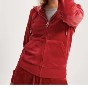 Röd juicy tröja - Använd 2-3 gånger jätte bra skick säljer pga ändrat stil, pris kan diskuteras:) fler frågor kontakta mig 