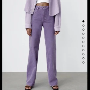 Lila wide leg jeans - Ett par lila byxor från zara. Jag är 172 och de är väldigt långa på mig. Har inte använts mycket. 