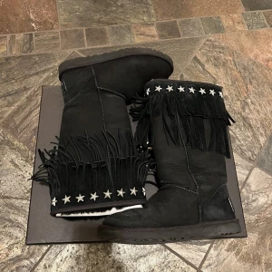 svarta boots - Världens coolaste boots. Tyvärr för små för mig. 