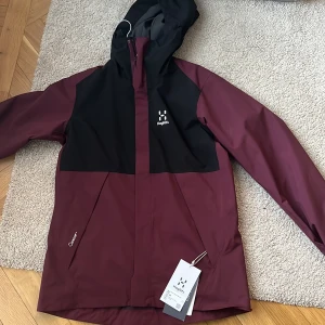Haglöfs Jacka - Haglöfs jacka helt oanvänd i nyskick.  Vatten tålig.  Strl M