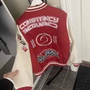 varsity jacket  - Stl M, bra skick! Köptes för 1500 från zara. Använd 4 gånger max! Tar byten, helst cash. Låt oss se vad som går o göra på priset.