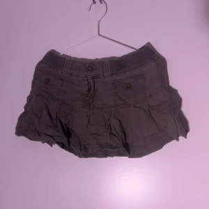 Kort kjol - Millitär grön Kort kjol med fickor 