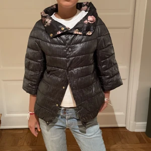 Trekvartsärmad jacka❤️‍🔥 - Två jackor i en eftersom man kan vända ut och in❤️‍🔥❤️‍🔥 Jättefint skick och står ingen storlek men S/M