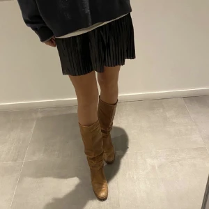 Boots bruna skinn - Passar mig som har storlek 38-39. Bra skick. Skitsnygga. Klack 8 cm