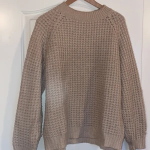 Stickad tröja  - beige stickad tröja 