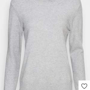 Säljer min vila tröja för jag inte använder den. Den är ganska ny och inga märken eller annat. Köpte den för 300 i Stockholm. Den är i xs men passar s också.
