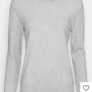 Vila tröja  - Säljer min vila tröja för jag inte använder den. Den är ganska ny och inga märken eller annat. Köpte den för 300 i Stockholm. Den är i xs men passar s också.