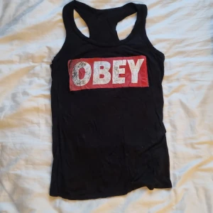 Linne med tryck - Linne med tryck. Trycket är slitet. Skulle säga strl S/M men stretchigt så passar nog fler beroende hur man vill ha det. Köparen står för frakt. 