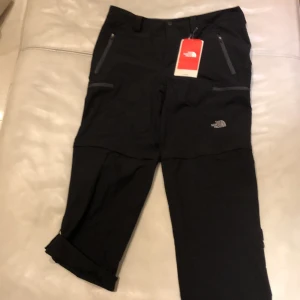 The North Face - Helt ny med tags. Storlek 34 (Passar S/M). Funkar som byxor och shorts. (limited edition) 