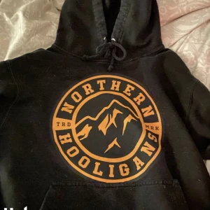 Northern hooligans hoodie  - Jätte fin hoodie i bra skick