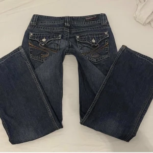 Jeans - Nu säljer jag mina populära byxor pågrund av att dom är förstora💗 Det är bootcut, lågmidjande och stretchiga💗 andvänt ungefär 2 gånger för att testa dom💗 skriv privat om ni är intresserade så kan ni få bilder på de💗