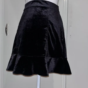 Svart velvet minitjol - Bra skick! Skönt material och en fin velvet glans