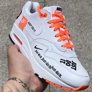 Nike air Max 1 Size 38 - Använt dom max 5 gånger. Är som nya fast med vita snören.  Super bekväma och snygga! Är en limited edition “just do it”.  Kan posta, men du får stå för frakten (spårar 69kr)  Ordinarie pris 2599kr