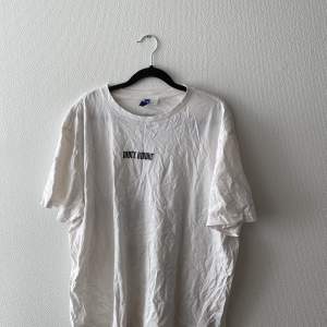 Vit T-shirt med tryck från H&M skrynklig pga legat i tvätt. Försvinner i tvätt. Fint skick!