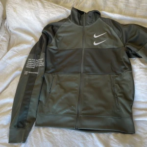 Nike trackjacka - Knappt använd Nike swoosh jacka 