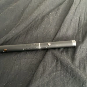 Laserpenna  - Den funkar bra köpt utumlands och orginal priset är 2000