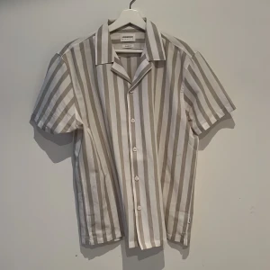 Linne skjorta  - Linne skjorta med gröna ränder. Snygg krage och relaxed fit. Perfekt för sommaren. Storlek L. Alldrig använd. 