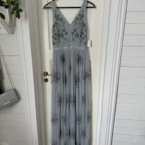 Perfekta balklänningen eller varför inte festklänning! Denna gråblåa Maya Deluxe klänningen säljer jag nu. Den är extra lång så därför rekommenderar jag denna till dig som har en längd på 175cm och uppåt💖frakt ingår! Orginalpriset är 2641kr från ASOS💕