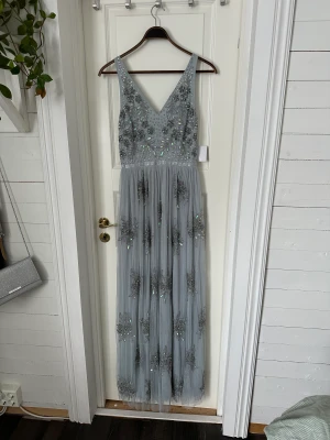 Lång maxiklänning - Perfekta balklänningen eller varför inte festklänning! Denna gråblåa Maya Deluxe klänningen säljer jag nu. Den är extra lång så därför rekommenderar jag denna till dig som har en längd på 175cm och uppåt💖frakt ingår! Orginalpriset är 2641kr från ASOS💕