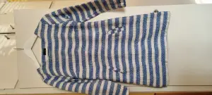 En klännining i tjockare tyg, med två fickor