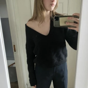 Stickad acne tröja  - Fin stickad tröja från Acne, supertrevlig passform och bra skick. Har krympts en aning i tvätten, men den fungerar fortfarande mycket väl.  Mohair och ull.  Storlek M 400+frakt 