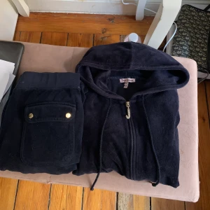 Juicy couture set - Juicy couture set strl XS (funkar bra för S också)💓jätte fint men lite för smått för mig nu:( Finns ett litet hål på baksidan av byxorna vid fickan men syns knappt och går enkelt art sy:)